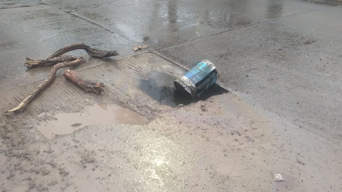 El pozo por el que al menos 12 autos reventaron alguna cubierta fue señalizado por los vecinos de la zona. El pozo por el que al menos 12 autos reventaron alguna cubierta fue señalizado por los vecinos de la zona.