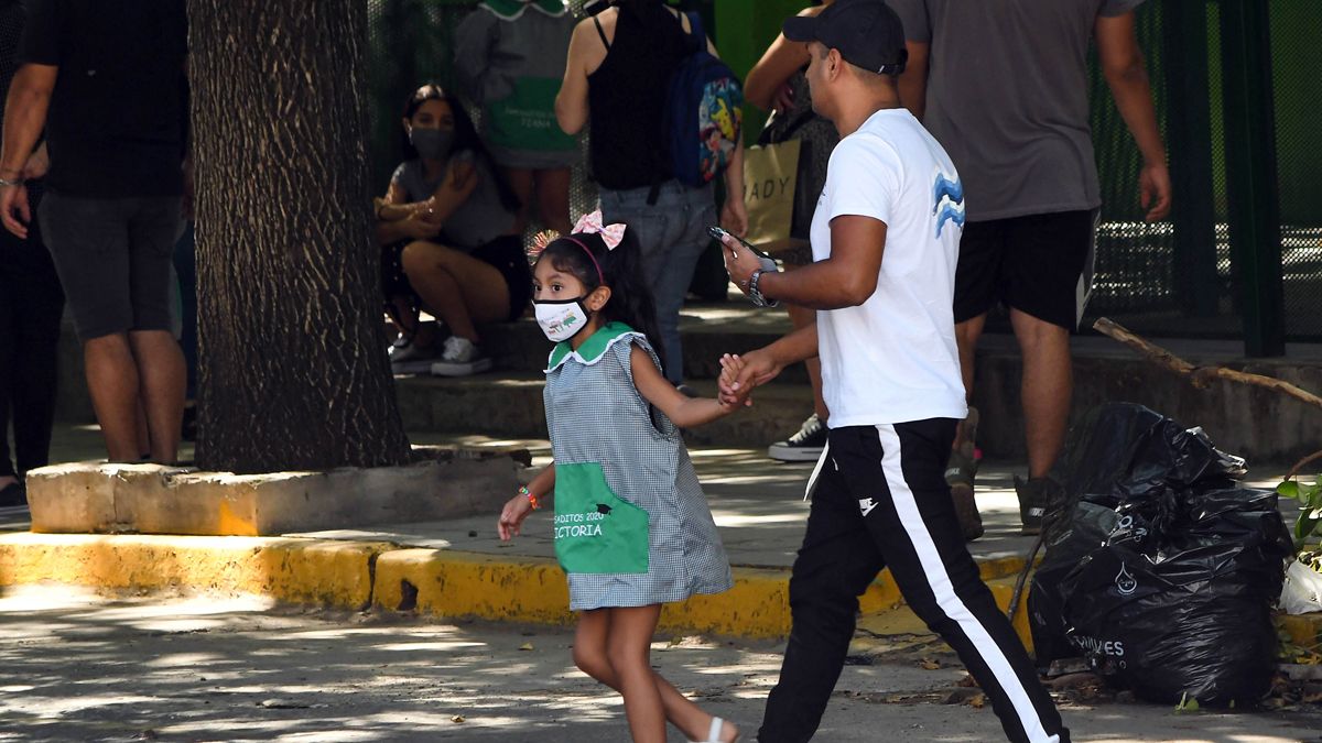 Bajan los casos de coronavirus en Argentina. Este lunes comienzan las clases en la mayoría de las provincias.