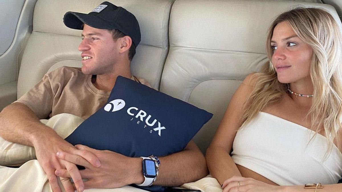 Diego Schwartzman and Eugenia De Martino were very relaxed during the flight to Mendoza.