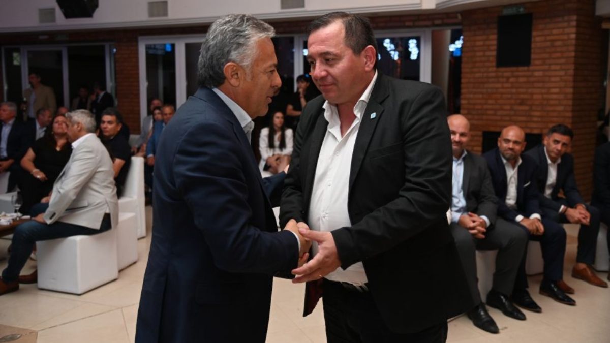 Fabián Solís, presidente de Asinmet, junto al gobernador Alfredo Cornejo en un evento de la industria local. Imagen de archivo.