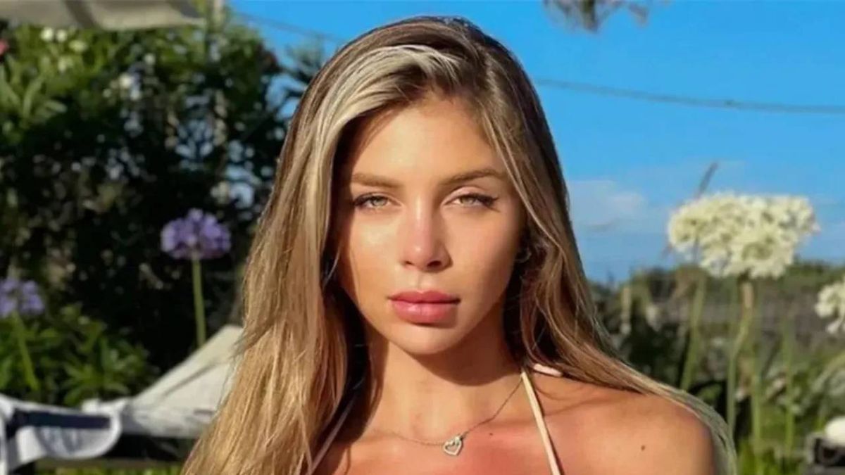 Romina Malaspina se suma a la bikini ultra colaless en color empolvado y paraliza la primavera