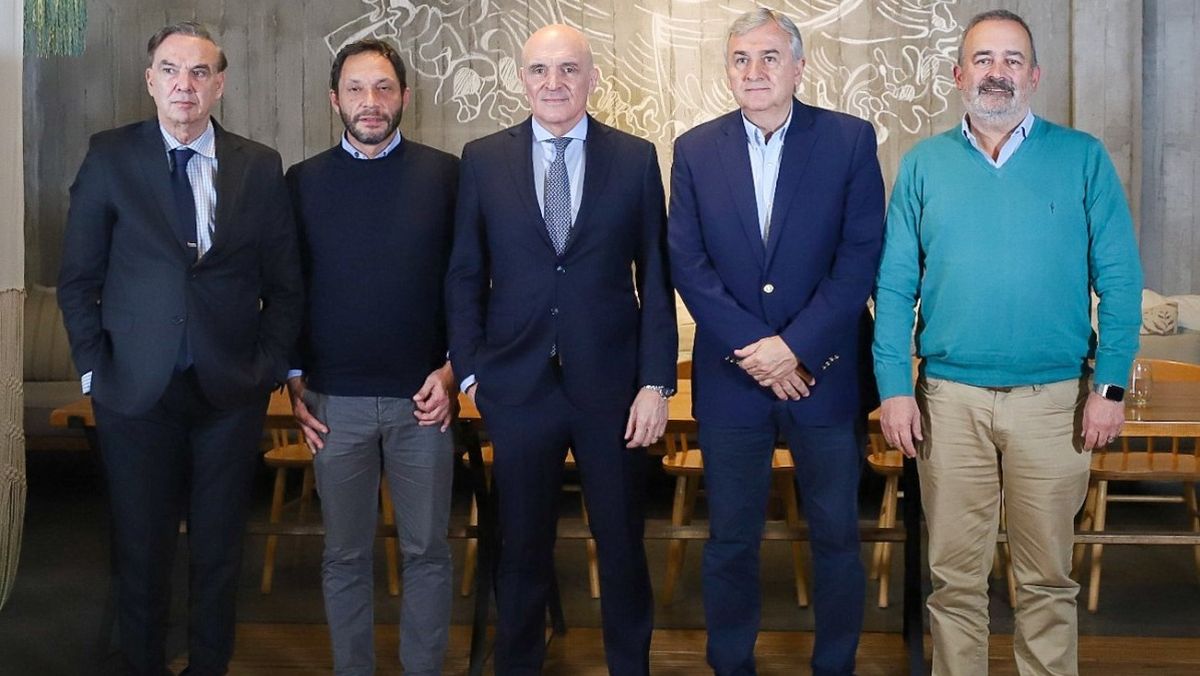 Espert junto a referentes de JxC, entre ellos el presidente de la UCR nacional, Gerardo Morales; y el peronista