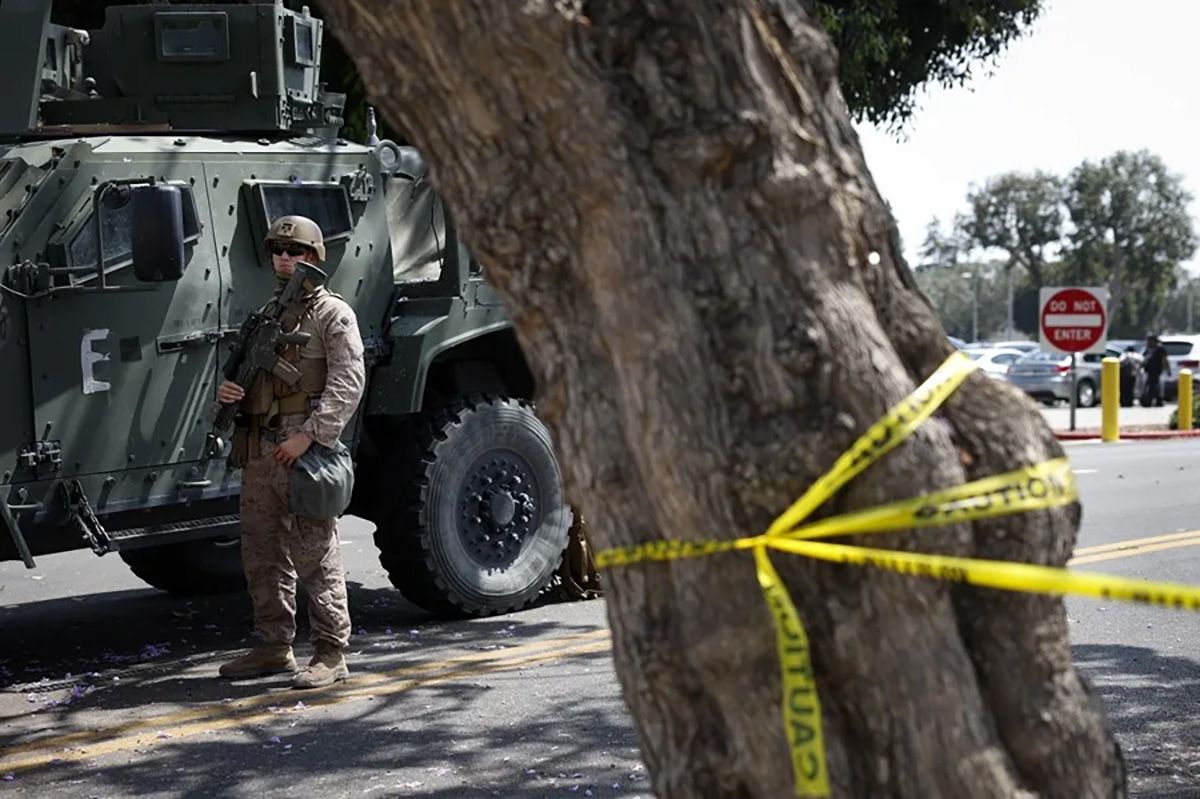 Un grupo de efectivos de la la Infantería de Marina vigilan un puesto de control en el Edificio Federal Wilshire en Los Ángeles, Estados Unidos. Crédito: EFE/ Caroline Brehman.