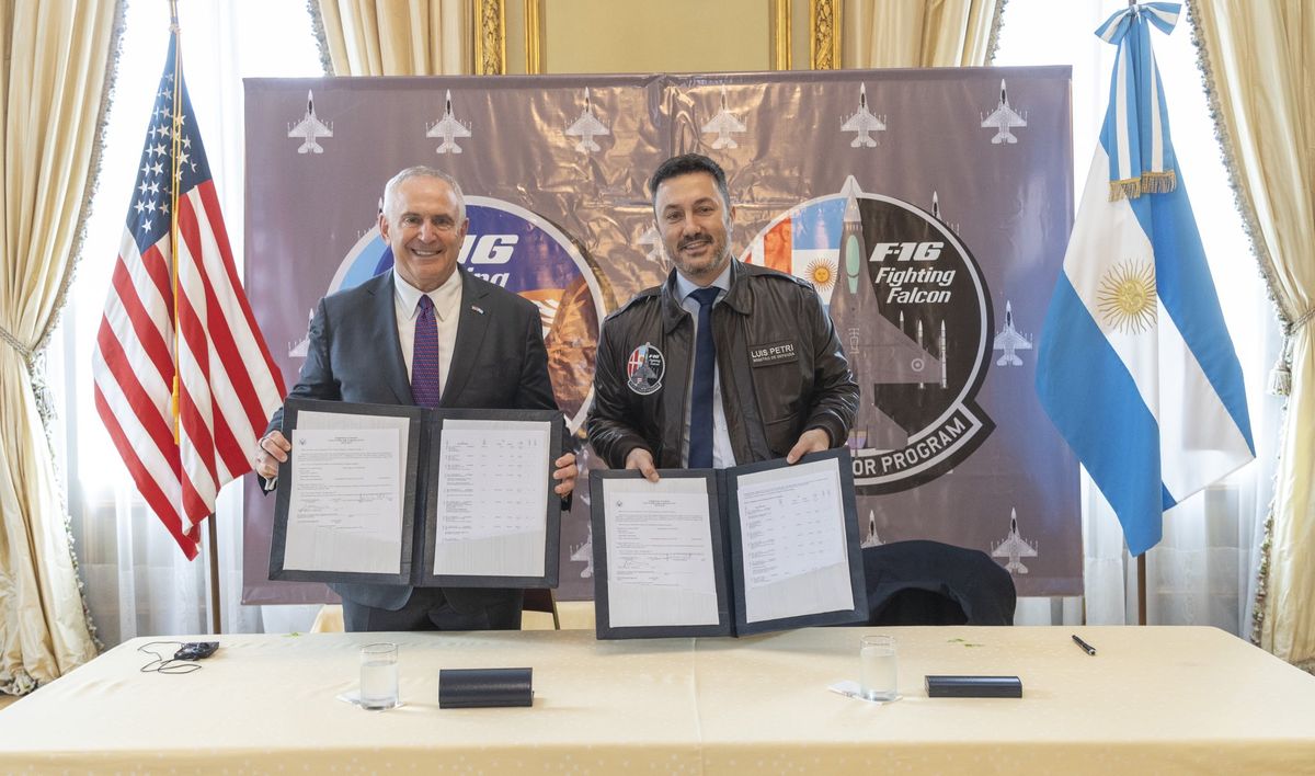 Exultante, así se lo veía al mendocino Luis Petri tras el acuerdo para compra de armamentos destinados a los aviones de caza F-16. Junto a él, el embajador de Estados Unidos en Argentina, Marc Stanley. Exultante, así se lo veía al mendocino Luis Petri tras el acuerdo para compra de armamentos destinados a los aviones de caza F-16. Junto a él, el embajador de Estados Unidos en Argentina, Marc Stanley.