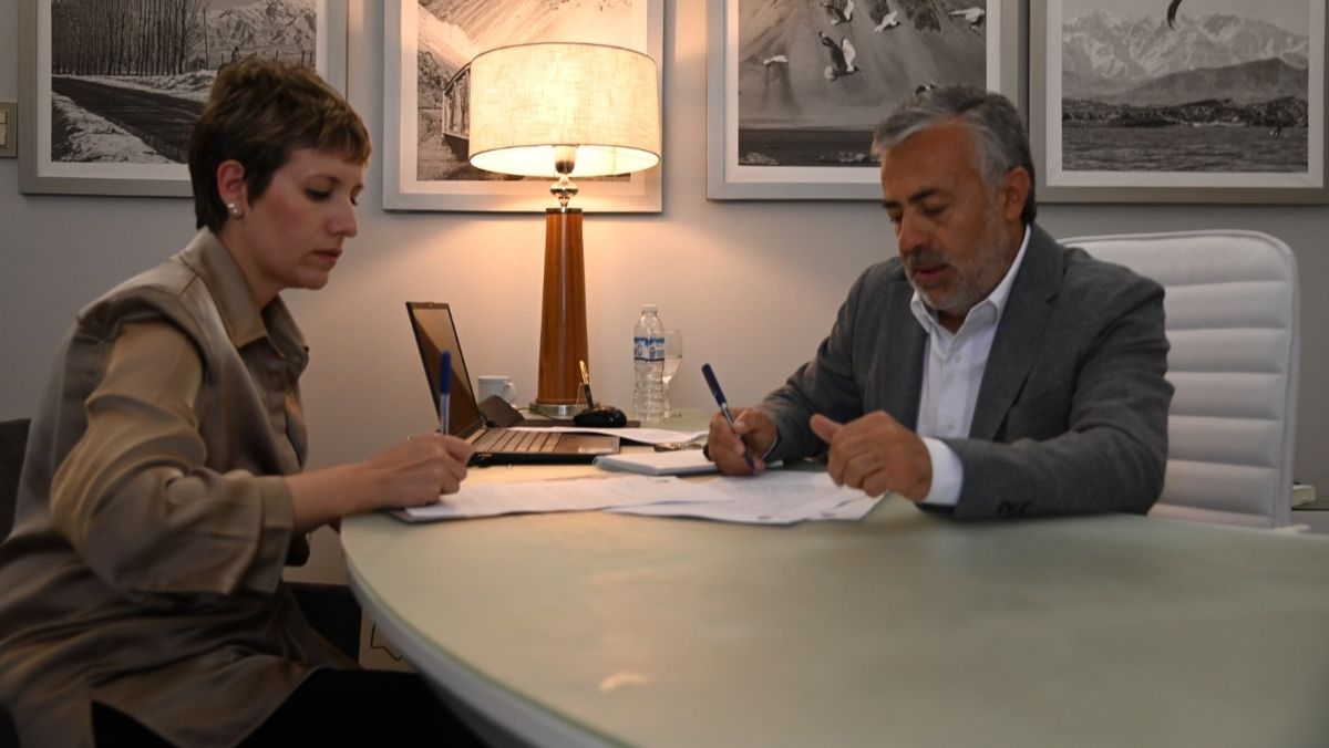 La ministra de Energ&iacute;a y Ambiente de Mendoza, Jimena Latorre; junto al gobernador Alfredo Cornejo.