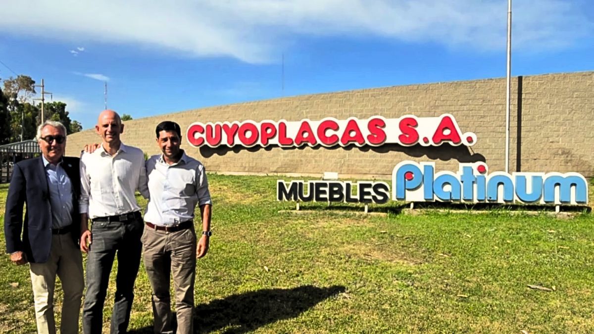 Gerardo Tabakman, vice de Cuyo Placas (al centro), con parte de los nuevos socios y dueños de la fábrica de muebles Platinum Gerardo Tabakman, vice de Cuyo Placas (al centro), con parte de los nuevos socios y dueños de la fábrica de muebles Platinum