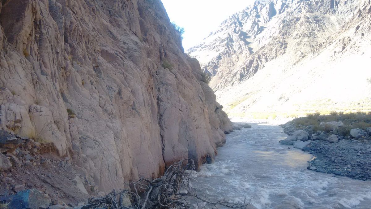 Los ríos y montañas eran, para algunos pueblos originarios, seres espirituales. Los ríos y montañas eran, para algunos pueblos originarios, seres espirituales.