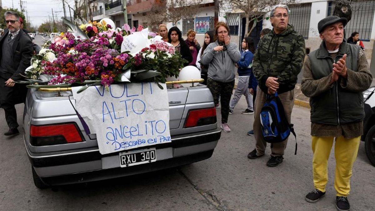 Entre aplausos y pedidos de justicia, despidieron los restos de Morena, la niña asesinada por motochorros certca de su escuela, en Lanús Entre aplausos y pedidos de justicia, despidieron los restos de Morena, la niña asesinada por motochorros certca de su escuela, en Lanús
