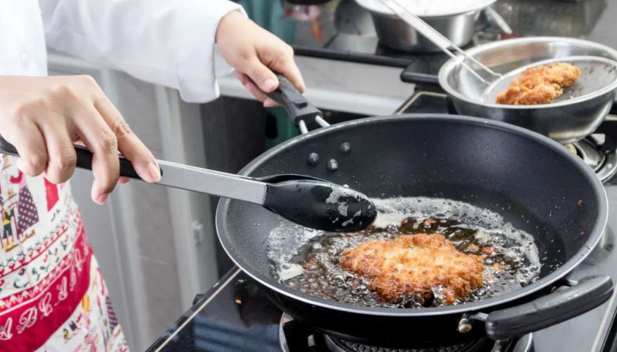 El olor a frito se impregna en la cocina. Imagen: Freepik. El olor a frito se impregna en la cocina. Imagen: Freepik.