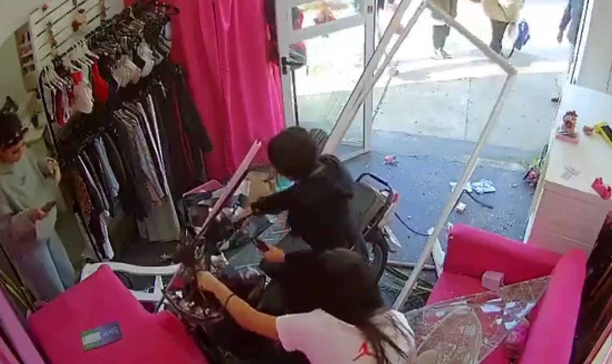 Las protagonistas del aparatoso accidente no sufrieron heridas de consideración, y pudieron ponerse de pie de manera casi instantánea, ante la mirada atónita de la dueña del local. Imagen: captura de pantalla Las protagonistas del aparatoso accidente no sufrieron heridas de consideración, y pudieron ponerse de pie de manera casi instantánea, ante la mirada atónita de la dueña del local. Imagen: captura de pantalla