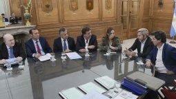 El gobernador de La Pampa se enojó y dijo que todos operan para Mendoza