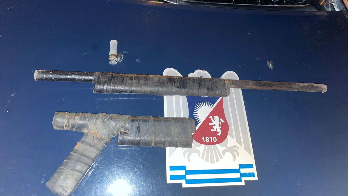 Fue detenido en calles Lumiere y Bufano, de Las Heras. Intentó deshacerse de una arma de fabricación casera. Fue detenido en calles Lumiere y Bufano, de Las Heras. Intentó deshacerse de una arma de fabricación casera.