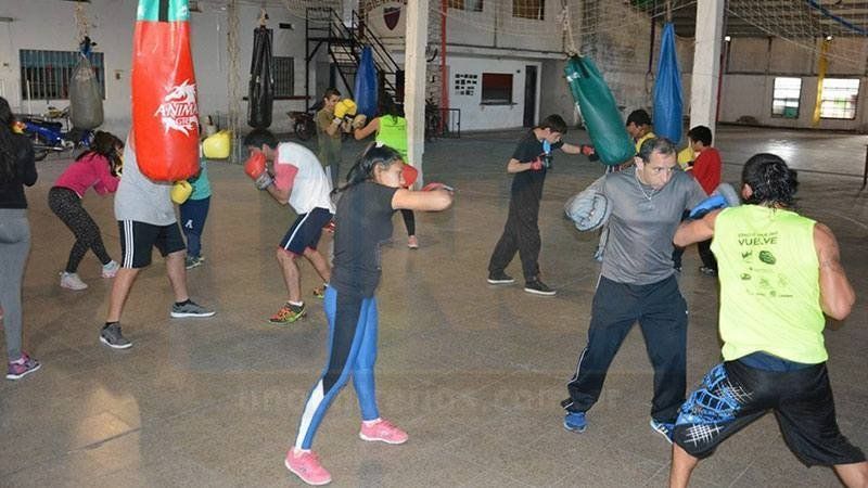 Clubes de barrio buscan subsistir frente a tarifazos que los ponen en jaque