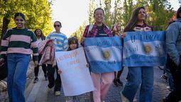 La marcha universitaria en reclamo del finaciamiento, sirvió para que varios dirigentes políticos marcaran su posicionamiento. La marcha universitaria en reclamo del finaciamiento, sirvió para que varios dirigentes políticos marcaran su posicionamiento.