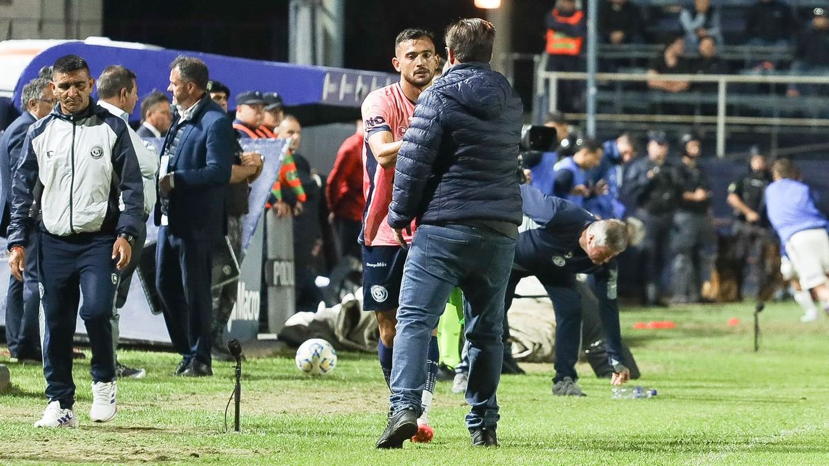Victorio Ramis, el goleador de la noche ante San Lorenzo saluda al entrenador Alfredo Berti cuando se fue remplazado. Victorio Ramis, el goleador de la noche ante San Lorenzo saluda al entrenador Alfredo Berti cuando se fue remplazado.