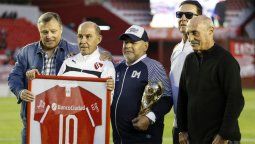 Diego tuvo un recibimiento inolvidable en el estadio de Independiente