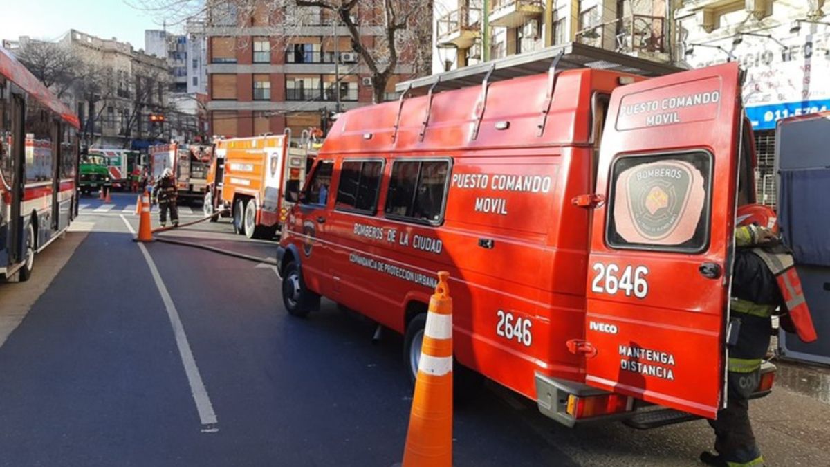Un amplio despliegue de Bomberos y ambulancia provocó el incendio de un inquilinato en el barrio de La Boca. Un amplio despliegue de Bomberos y ambulancia provocó el incendio de un inquilinato en el barrio de La Boca.