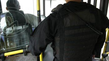 Separaron a un policía acusado de abusar de una adolescente en un colectivo