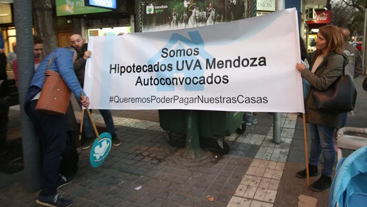 Otros fuerte reclamo hicieron los Hipotecados UVA Autoconvocados, entre los que se estima hay unos 7.500 mendocinos.