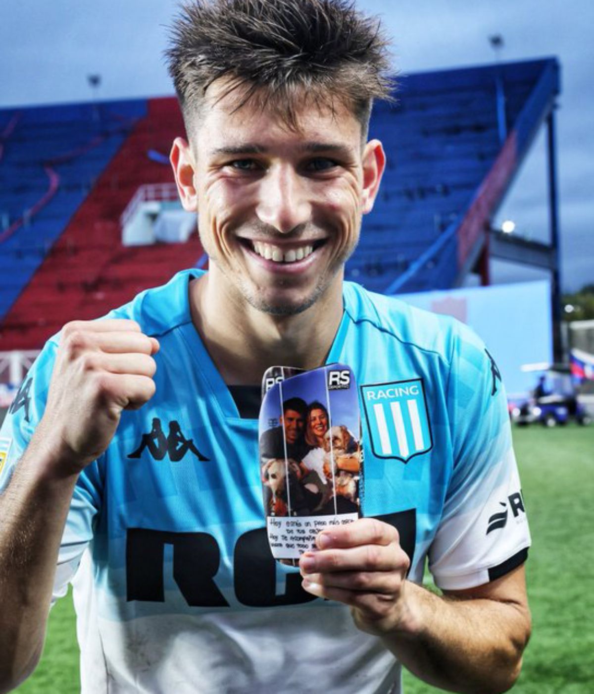 La imagen lo dice todo. La canillera de Facundo Mura, el goleador del Racing- San Lorenzo, muestra a su familia: su novia y su perrito, que está enfermo. La imagen lo dice todo. La canillera de Facundo Mura, el goleador del Racing- San Lorenzo, muestra a su familia: su novia y su perrito, que está enfermo.