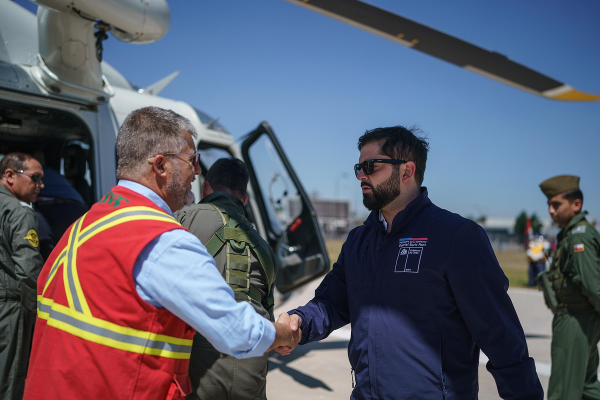 El presidente Boric y rescatistas. El presidente Boric y rescatistas.