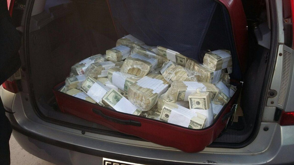 Con máquinas y a mano terminaron de contar el dinero que le encontraron a José López