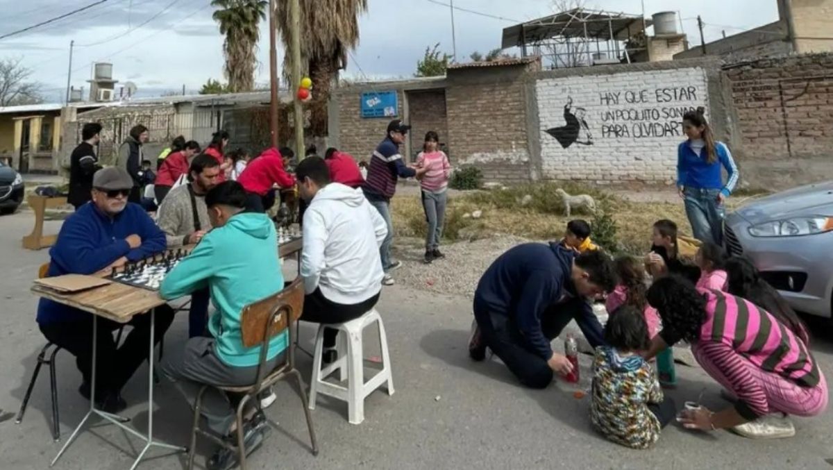 Peón Vuelve hace actividades en barrios populares. Muchos de sus integrantes encontraron en el ajedrez un camino de militancia. Peón Vuelve hace actividades en barrios populares. Muchos de sus integrantes encontraron en el ajedrez un camino de militancia.