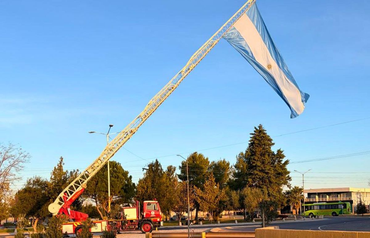 La enorme bandera volvió a circular en redes sociales. La enorme bandera volvió a circular en redes sociales.
