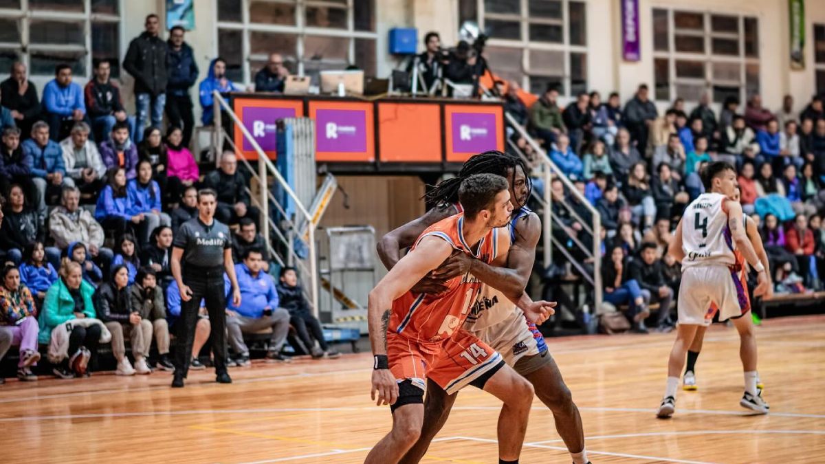 Rivadavia Básquet jugó a casa llena en el estadio Leopoldo Brozovix y empardó la serie de cuartos de final, para forzar al partido definitorio de este martes. Rivadavia Básquet jugó a casa llena en el estadio Leopoldo Brozovix y empardó la serie de cuartos de final, para forzar al partido definitorio de este martes.