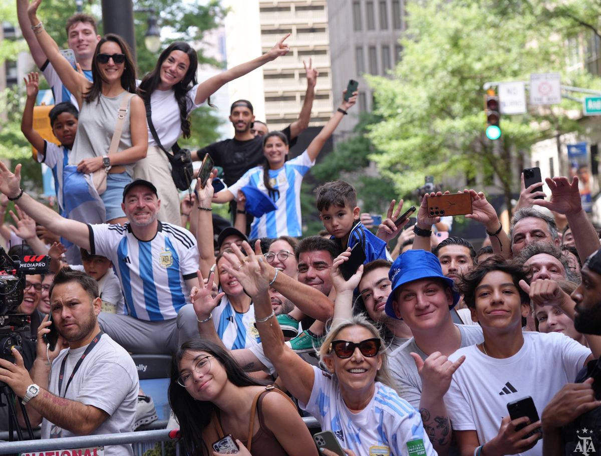 Tanto en las calles con "banderazos", como en las gradas de los estadios de la Copa América 2024, la Scaloneta es local en Estados Unidos, superando a los locales o al vecino México. Tanto en las calles con "banderazos", como en las gradas de los estadios de la Copa América 2024, la Scaloneta es local en Estados Unidos, superando a los locales o al vecino México.