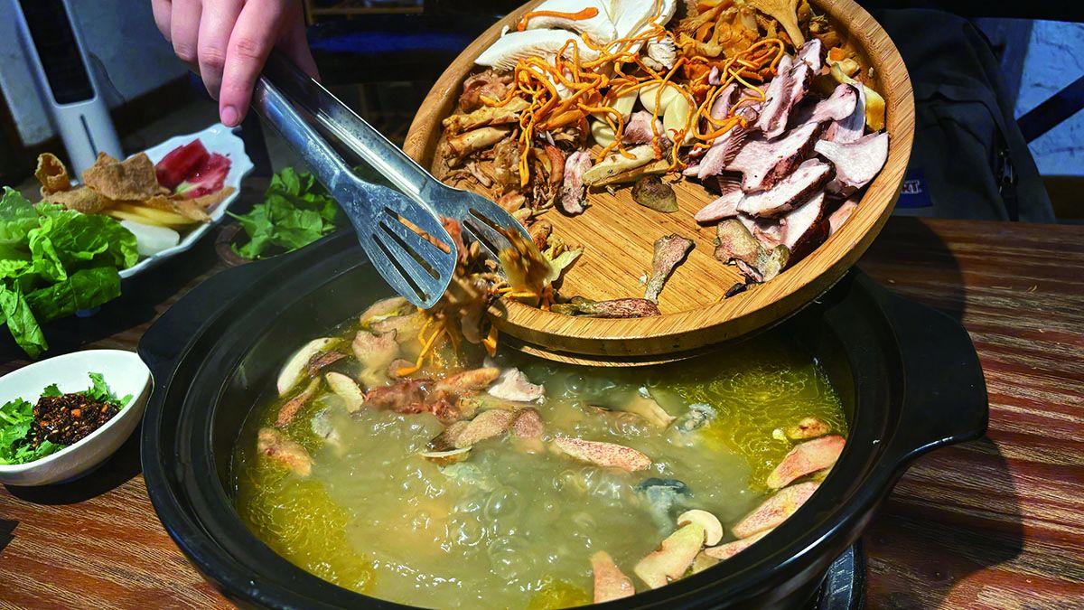 La olla caliente de hongos silvestres es un plato representativo de Yunnan. PARA USO DE CHINA DAILY. La olla caliente de hongos silvestres es un plato representativo de Yunnan. PARA USO DE CHINA DAILY.