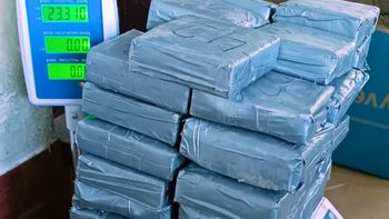 Parecía una familia que se iba de vacaciones pero en las laterales del auto encontraron 23 kilos de cocaína Parecía una familia que se iba de vacaciones pero en las laterales del auto encontraron 23 kilos de cocaína