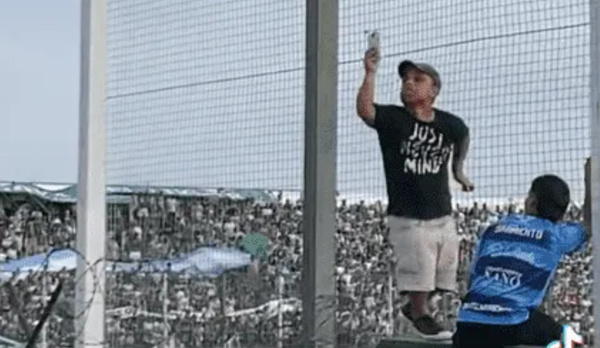Confusión. La voz del estadio pidió que "bajen a un nene" del alambrado: era un enano.