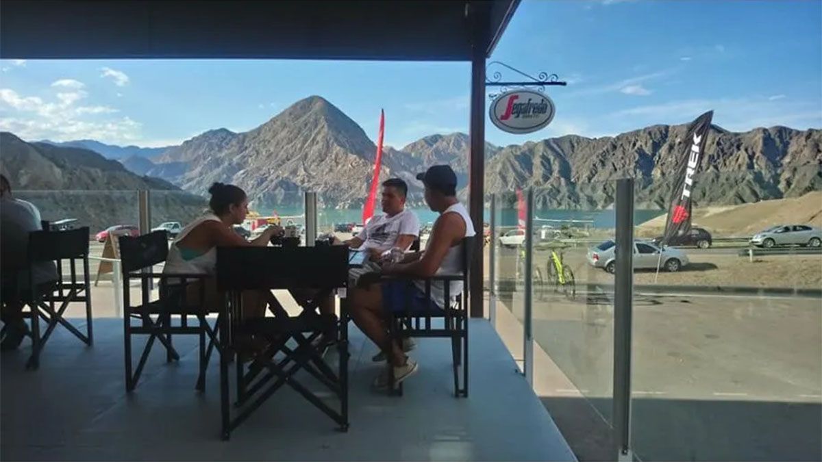 En el dique Punta Negra de San Juan se optó por ese tipo de módulos para la instalación de patios cerveceros.