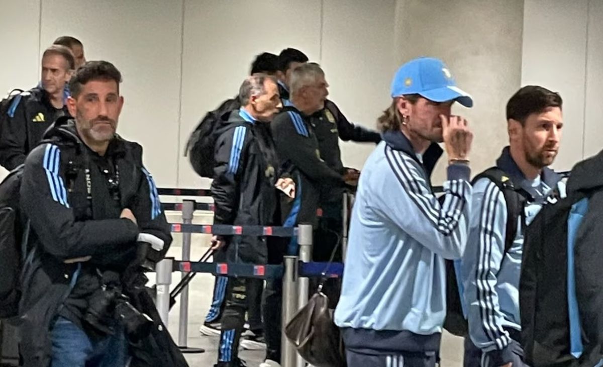 El caos reinó en la llegada de los jugadores argentinos.