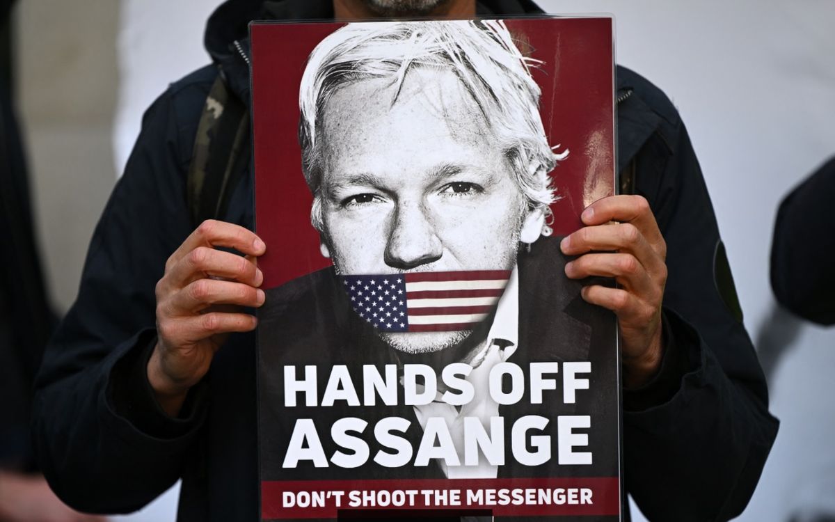 Una de las pancartas que mostraban los manifestantes frente al Tribunal de Justicia británico, donde se aprobó la extradición de Julian Assange a Estados Unidos