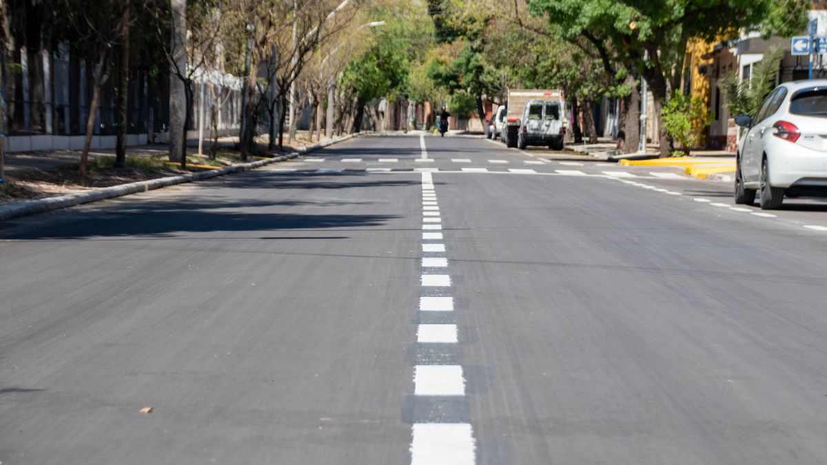 No sólo se trabajó en la carpeta asfáltica de la calle Tiburcio Benegas, sino también los cordones, cunetas o otros detalles.