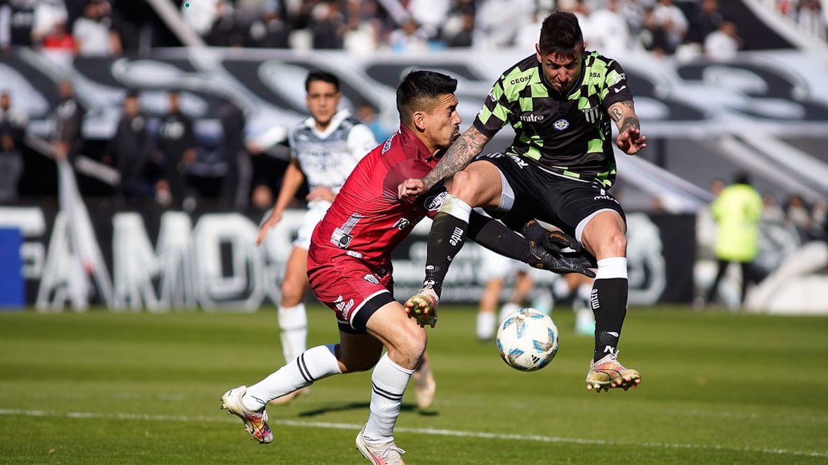 Solís y Canuto fueron a buscar una pelota en el área visitante. Solís y Canuto fueron a buscar una pelota en el área visitante.