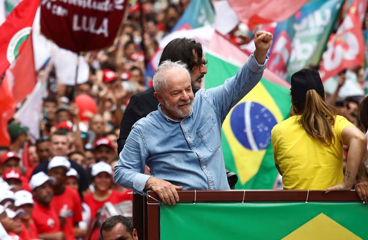 Lula recorrió calles brasileñas en el cierre de su campaña.