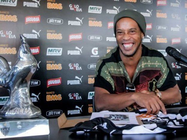 Ronaldinho habló de su futuro en conferencia de prensa