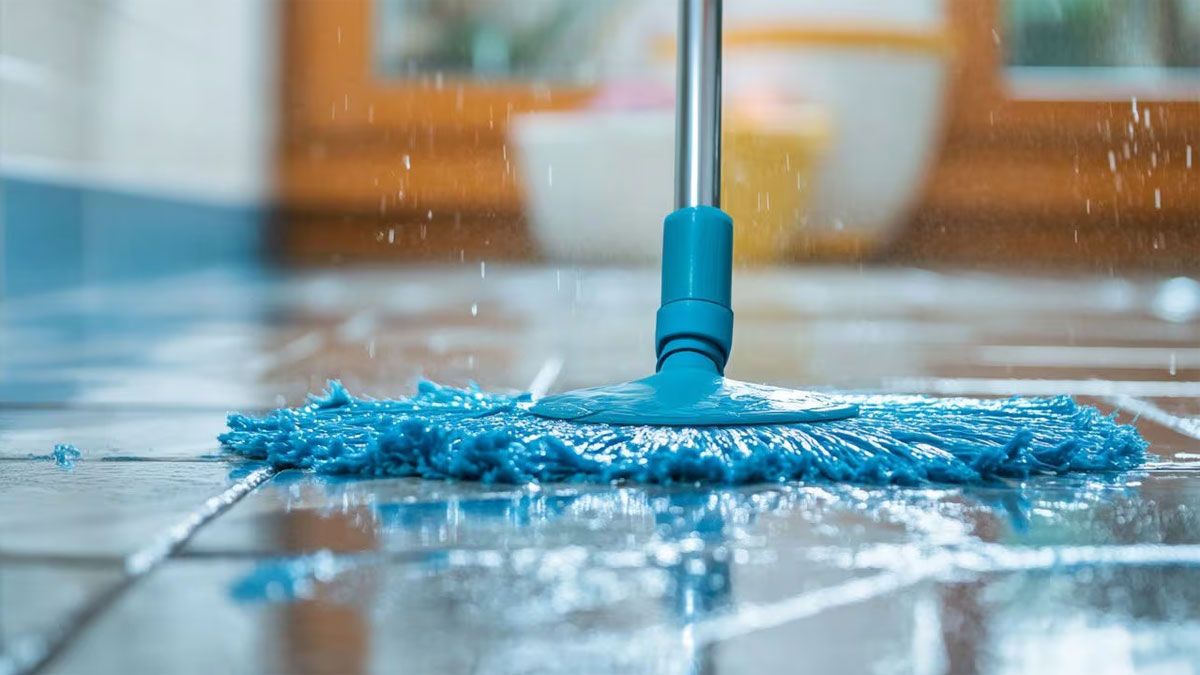 Limpiar el piso de cerámica de la casa