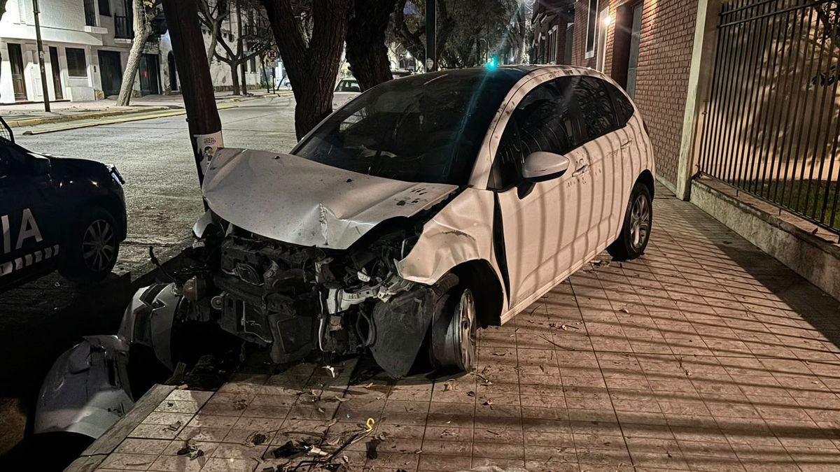 El delincuente escapó. Abandonó el auto que chocó y que había sido robado hace un año.