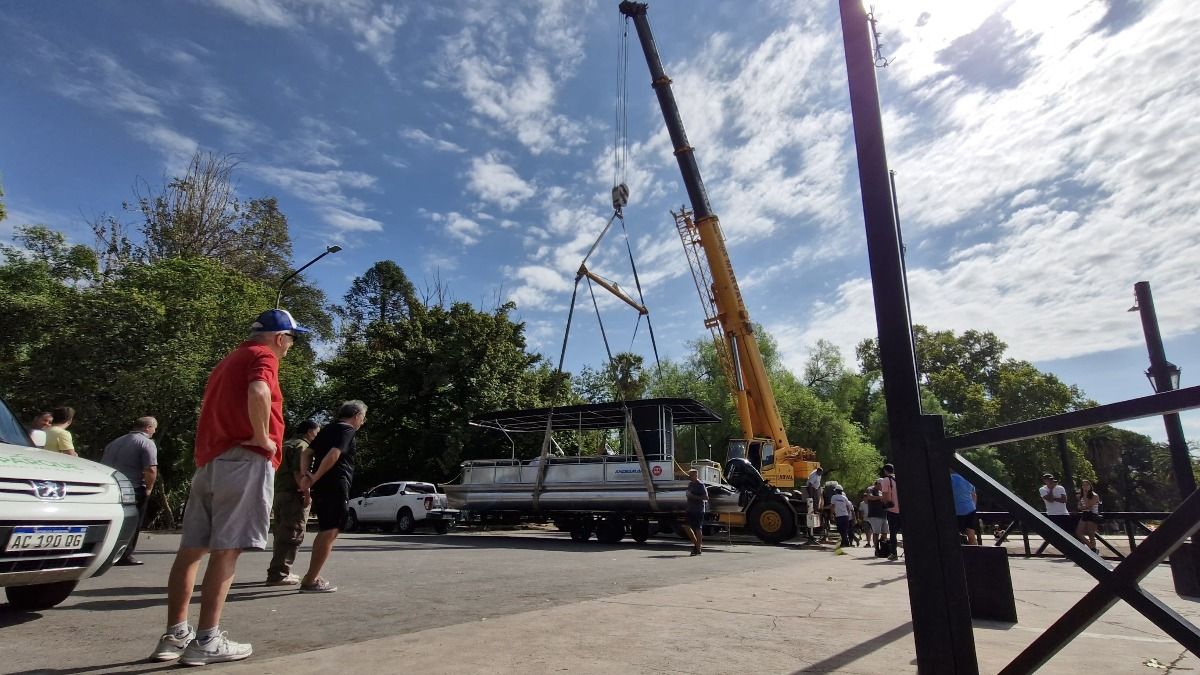 La flamante embarcación fue ubicada con una grúa de tamaño considerable. La flamante embarcación fue ubicada con una grúa de tamaño considerable.