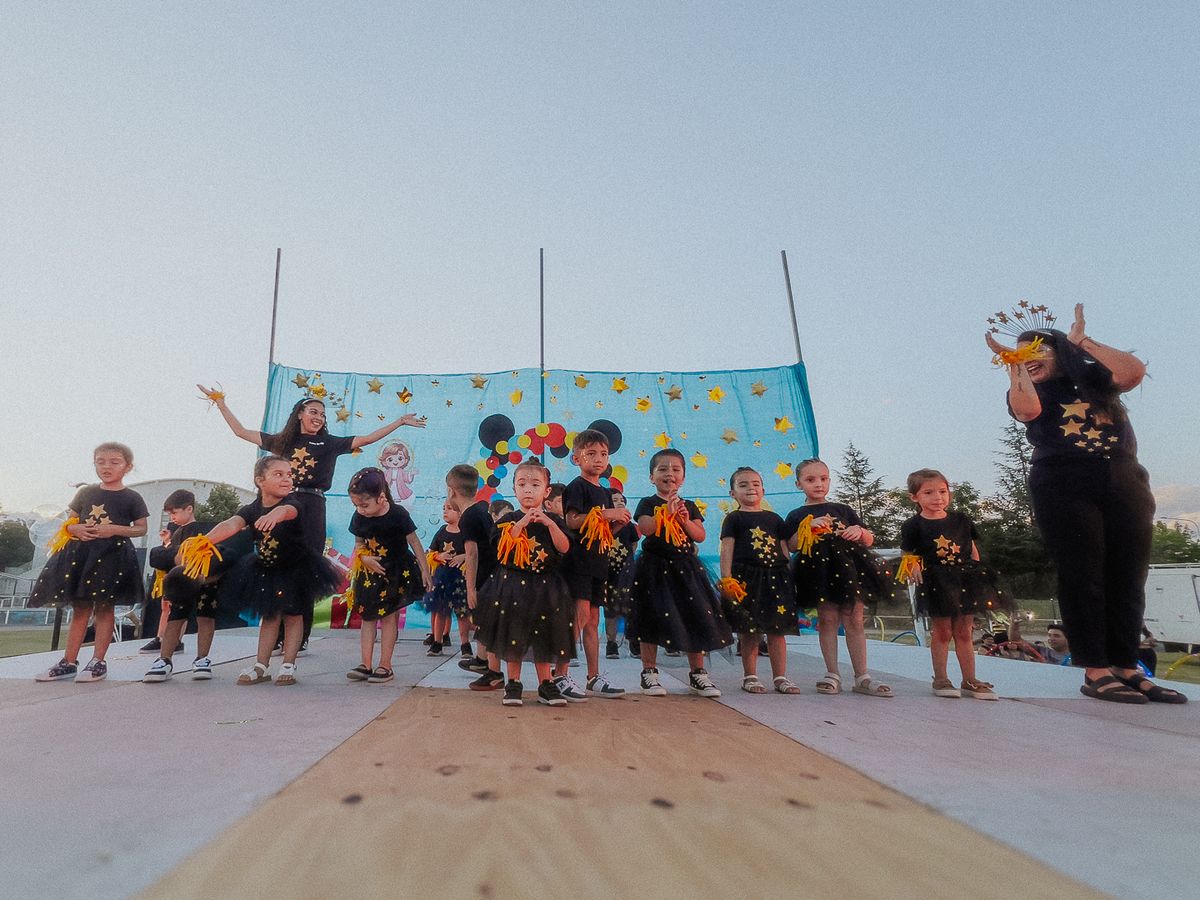 En Tupungato, bajo el lema “Cuando los Jardines Sueñan, el cielo se ilumina”, los pequeños fueron los grandes protagonistas de un mágico show artístico. En Tupungato, bajo el lema “Cuando los Jardines Sueñan, el cielo se ilumina”, los pequeños fueron los grandes protagonistas de un mágico show artístico.