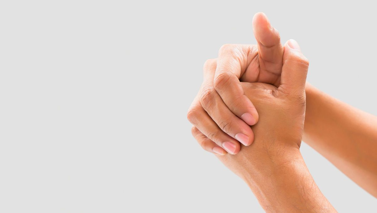 Los significados de este gesto varían desde estrés a aburrimiento. Los significados de este gesto varían desde estrés a aburrimiento.