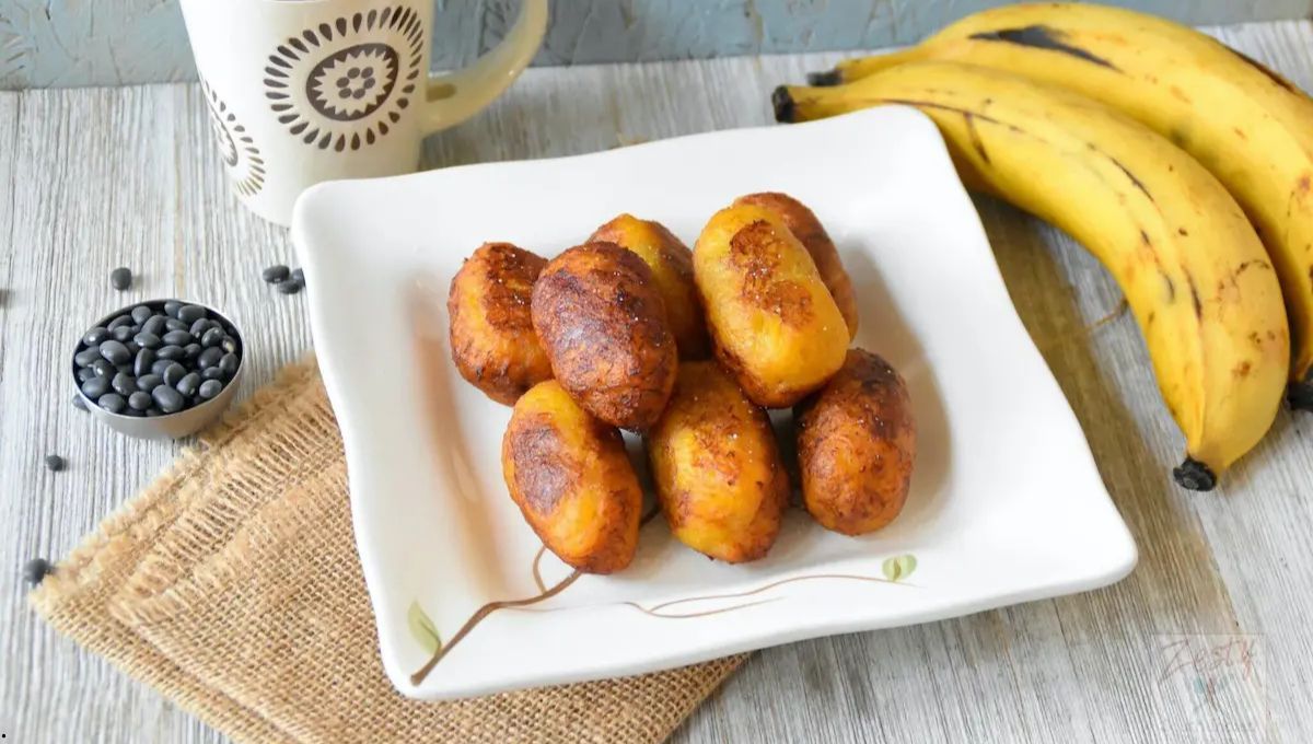 Ni churros ni pan de muerto: la receta de tortas de plátano con relleno de queso que te encantarán.