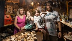 Una familia recicla troncos de árboles caídos para hacer juegos de equilibrio.