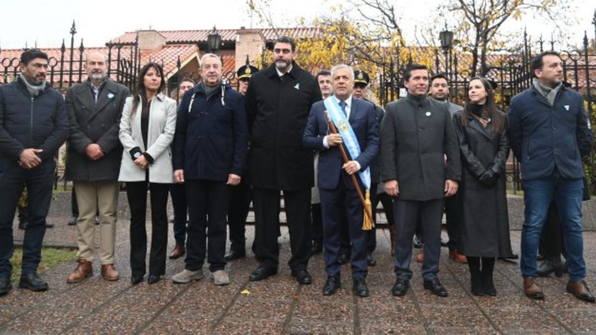 Cornejo recibió el 25 de mayo con parte de su equipo y legisladores nacionales.&nbsp;Foto: Prensa de Gobernación.