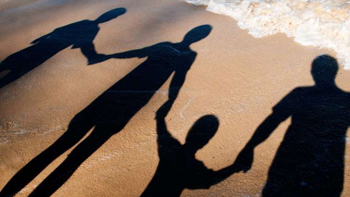 Los tres adultos, dos padres y una madre, se comprometieron en su crianza, educación, salud y manutención.