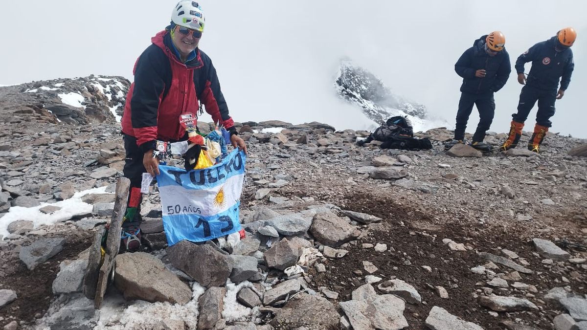Tal como lo prometió, Sergio Dalmaso llevó la bandera de su promoción de la primaria a lo cumbre del Aconcagua en el aniversario 50. Tal como lo prometió, Sergio Dalmaso llevó la bandera de su promoción de la primaria a lo cumbre del Aconcagua en el aniversario 50.